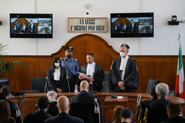 Mimmo Lucano, η πρόταση «αυτοκτονίας» και η ενέδρα του Locri (από τον Adriano Sofri)