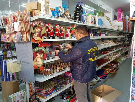 Natale: Guardia di finanza sequestra 7 mln di luminarie e giocattoli