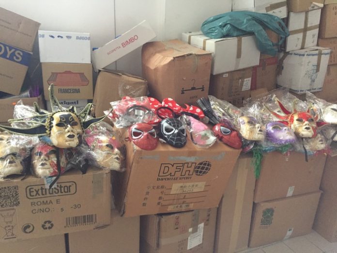 Guardia finanza Cosenza sequestra oltre 2 milioni e mezzo di maschere e vestiti di Carnevale pericolosi