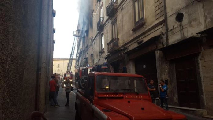 Incendio in appartamento centro Cosenza, si temono vittime