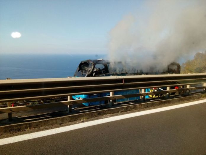 Prende fuoco autobus con studenti nei pressi svincolo Sant'Onofrio-Vibo Valentia