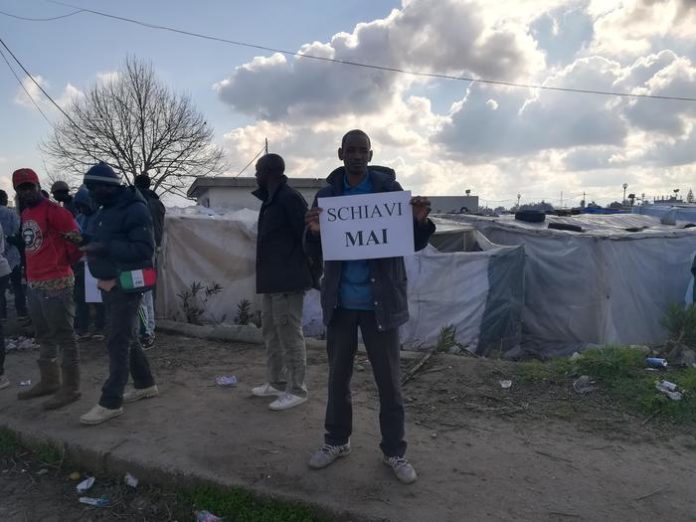 Marcia migranti a San Ferdinando per chiedere migliori condizioni di vita