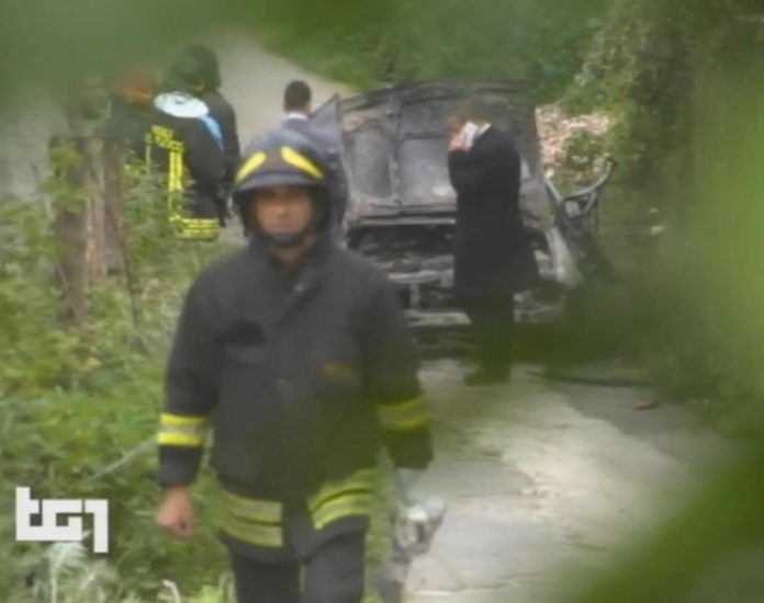 Bomba in auto, morto 42 enne, ferito il padre