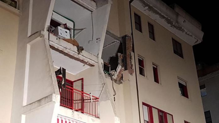 ++ Esplosione in casa Crotone, 2 morti e 4 feriti ++