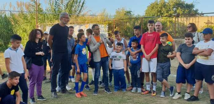 Andrea Zorzi con i ragazzi rom del quartiere Arghillà di Reggio Calabria