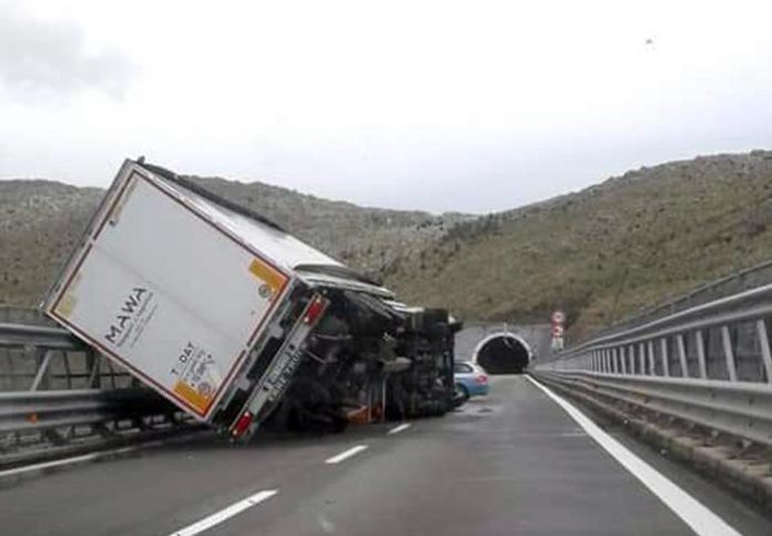Maltempo: forte vento, chiuso tratto A2 nel cosentino