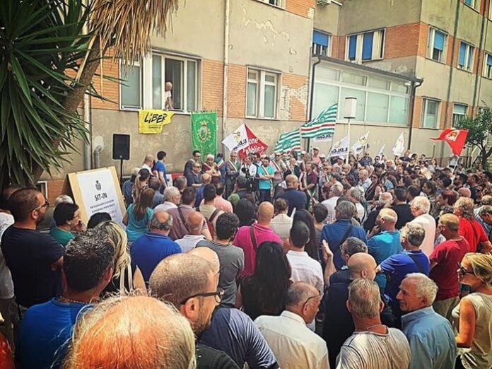 Sit-in davanti l'ospedale di Polistena contro il rischio chiusura dei reparti di pediatria e ginecologia