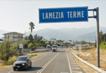 Lamezia, ancora un’intimidazione: tanica di benzina davanti a un emporio