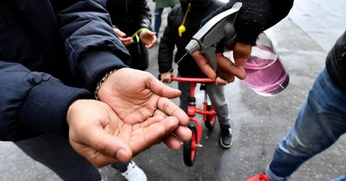 Coronavirus, commerciante offre lavaggio mani con disinfettante a Genova