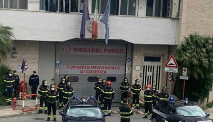Coronavirus:omaggio colleghi a vigile fuoco Bonaventura Ferri