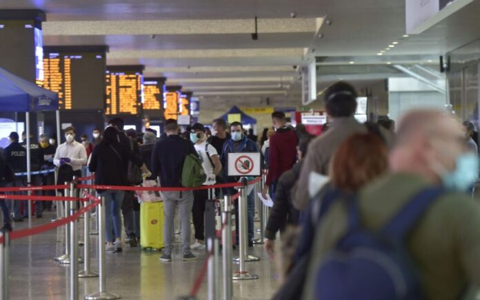 EMERGENZA CORONAVIRUS INIZIO FASE 2, TRASPORTO STAZIONE TERMINI GRUPPI DI PERSONE NON DISTANZIATE