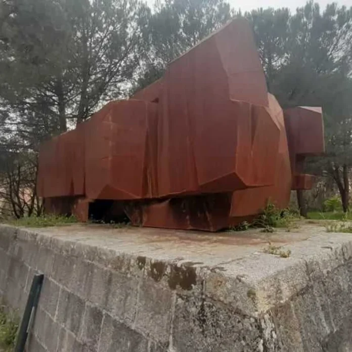 cosenza-opera-catena-spezzata-tot-800x800-1692470324