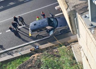 Occhiuto e l’ombra del peculato. Anche per il Suv Land Rover noleggio illegale. L’incidente e le tensioni tra l’autista e l’assistente (risarcita) del parassita