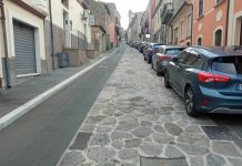 Vibo, siamo alla farsa. Le basole di piazza Razza in corteo verso la Prefettura… allertata la digos!