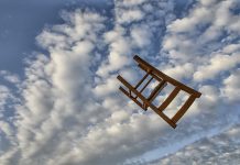 Calabria Film Commission. La tragicomica “sedia volante” pagata a peso d’oro e tutti i finanziamenti ai media di regime