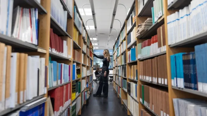 studentessa_biblioteca