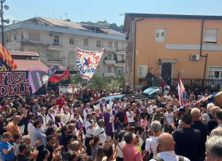 “Siamo tutti figli di Padre Fedele”. Al Crocifisso della Riforma come negli anni Ottanta: gli ultrà, gli ultimi e il “suo” Cosenza Calcio
