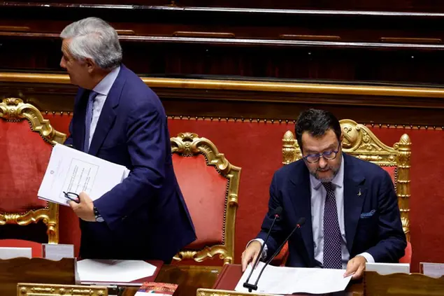 staffetta-flash-tajani-salvini-in-aula-con-stretta-di-mano