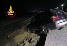 Crotone. Diversi incendi e un’auto in bilico sul lungomare: notte di lavoro per i Vigili del fuoco