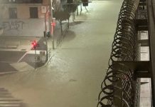 Nubifragio a Crotone: strade allagate, auto bloccate dall’acqua e crolli