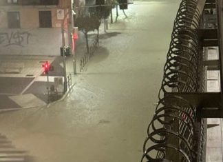 Nubifragio a Crotone: strade allagate, auto bloccate dall’acqua e crolli