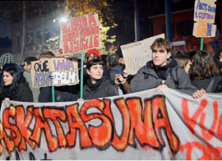 Torino, scontri in strada dopo lo sgombero di Askatasuna, domani corteo nazionale