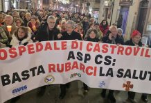 Sanità, Laghi alla fiaccolata per l’ospedale di Castrovillari: «Costretti alla mobilitazione popolare per difendere il diritto alla salute»