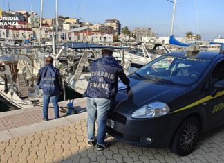 Crotone, scoperta imbarcazione estera non dichiarata: sanzione fino a 115 mila euro