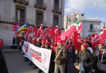 Crotone. Lo sciopero generale della Cgil, in migliaia in piazza: “Legge di bilancio iniqua, Calabria abbandonata”