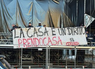 Cosenza, protesta sul palco del Capodanno. “Emergenza abitativa: vogliamo risposte e risorse per i cosentini e per i calabresi”