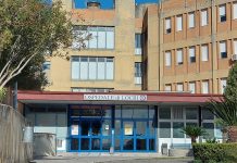 Calabria, la deriva della sanità. A Locri ambulanze trasformate in posti letto