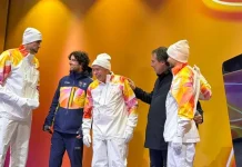 La fiamma olimpica a Catanzaro, tra ali di folla e Palanca che accende il braciere