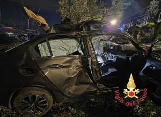 Platania, auto si schianta contro gli alberi: perde la vita un ragazzo