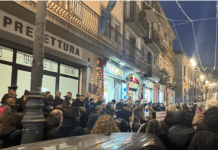 Vibo, sanità venduta. Esplode la protesta di sindaci e cittadini e Occhiu’ scappa…