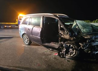 Cassano, scontro tra due auto sulla 106: tre feriti