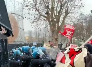 Askatasuna, i manifestanti raggiungono il centro sociale: scontri, idranti e lacrimogeni