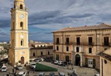 Corigliano-Rossano sferzata dal vento forte: cade anche l’albero di Natale, pali divelti