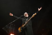 Cosenza e Brunori. Un Capodanno “Fuori dal mondo” con un anno di ritardo e un dubbio che resta