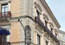 Catanzaro, calcinacci dalla Camera di Commercio: chiuso tratto stradale su Corso Mazzini