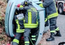 Carpanzano. Perde il controllo dell’auto e si ribalta, donna soccorsa dai vigili del fuoco