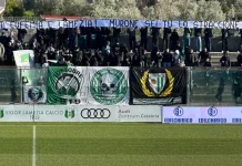 Lamezia. Anche gli ultras sbertucciano il sindaco. Striscione allo stadio: “Murone, sei tu lo straccione”
