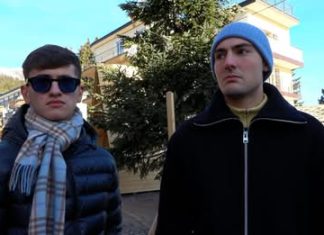 Almeno venti italiani si trovavano dentro al bar Constellation al momento dell’esplosione che ha causato almeno 40 morti e 100 feriti. È la testimonianza di tre ragazzi italiani che, intervistati a Crans–Montana, hanno raccontato la serata. I tre raccontano di essersi salvati “grazie al destino” che li ha fatti prima mettere in coda per entrare nel locale, molto frequentato dai giovani, poi cambiare idea per dirigersi altrove. Secondo i loro calcoli i connazionali presenti nel bar al momento dell’incendio erano “più di 20, anche 30 o 40″, ma loro conoscono almeno 20 amici che erano dentro. Di alcuni, raccontano, non hanno ancora avuto notizia.